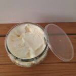 Het eindresultaat: bodybutter met hazelnootolie, ylang-ylang, wierook en bergamot.